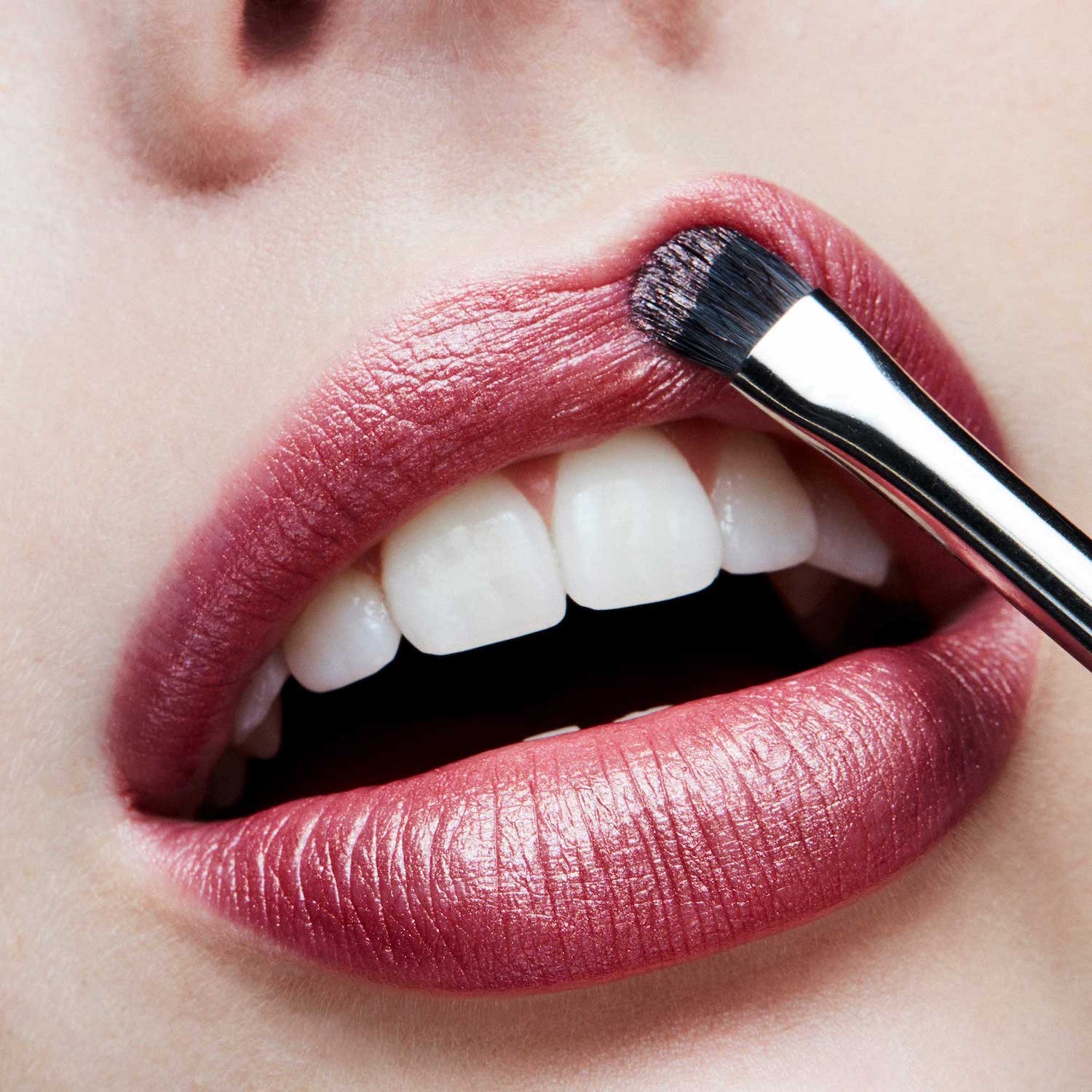 FROST LIPSTICK (LABIAL EN BARRA ACABADO APERLADO)